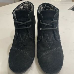 Tons wedge in black. Good condition! Size 9